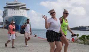 Cruceristas del Norwegian Escape pasean por Puerto Plata