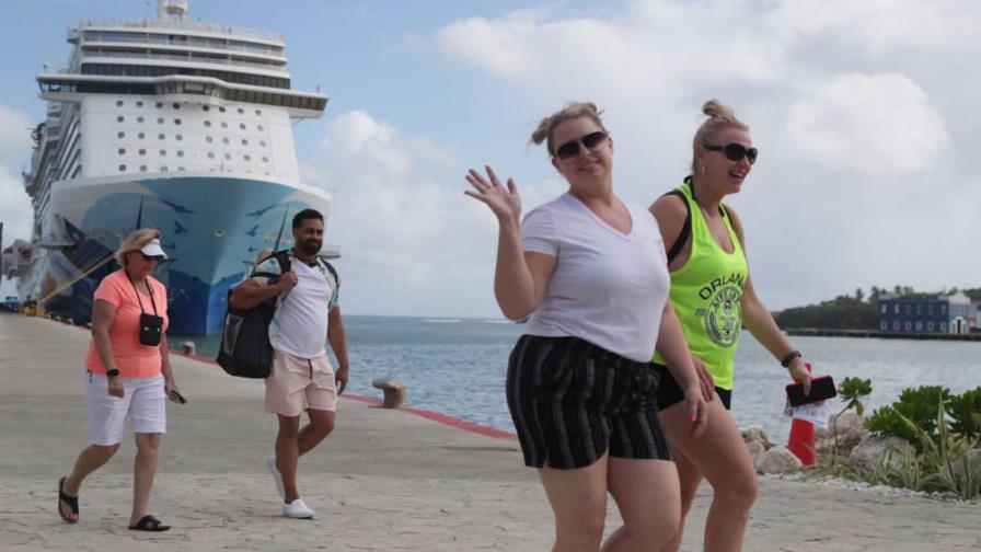 Cruceristas del Norwegian Escape pasean por Puerto Plata