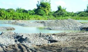 Denuncian extracción de materiales del río Haina