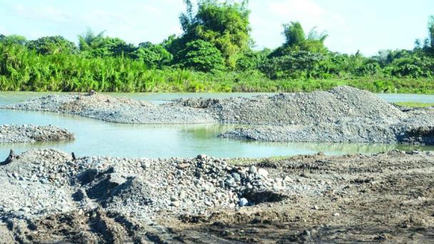 Denuncian extracción de materiales del río Haina
