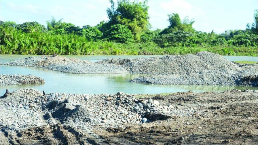 Denuncian extracción de materiales del río Haina