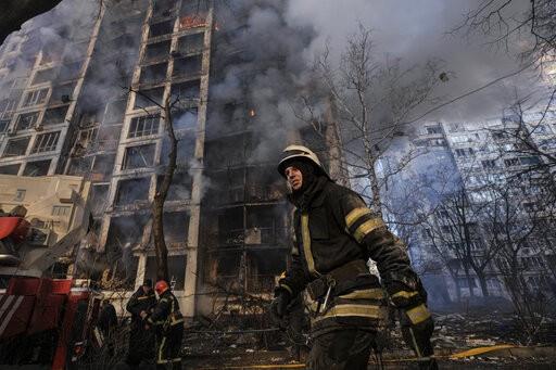 Se estrecha el cerco sobre Kiev, refugiados suman tres millones