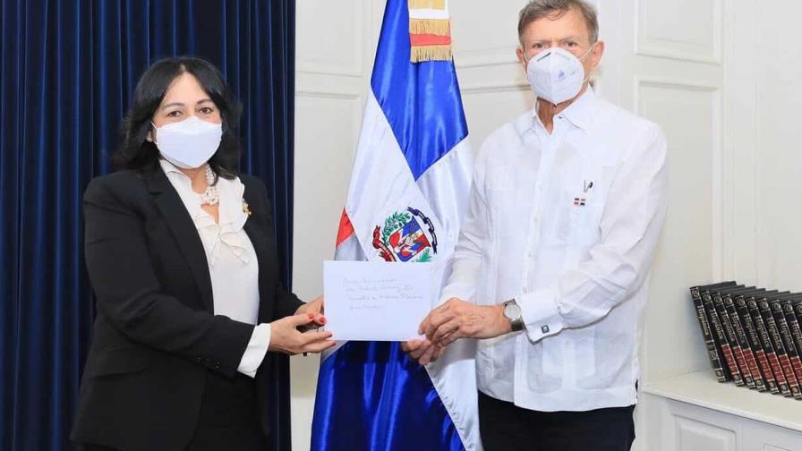 Mirex recibe copias de estilo de dos nuevos embajadores