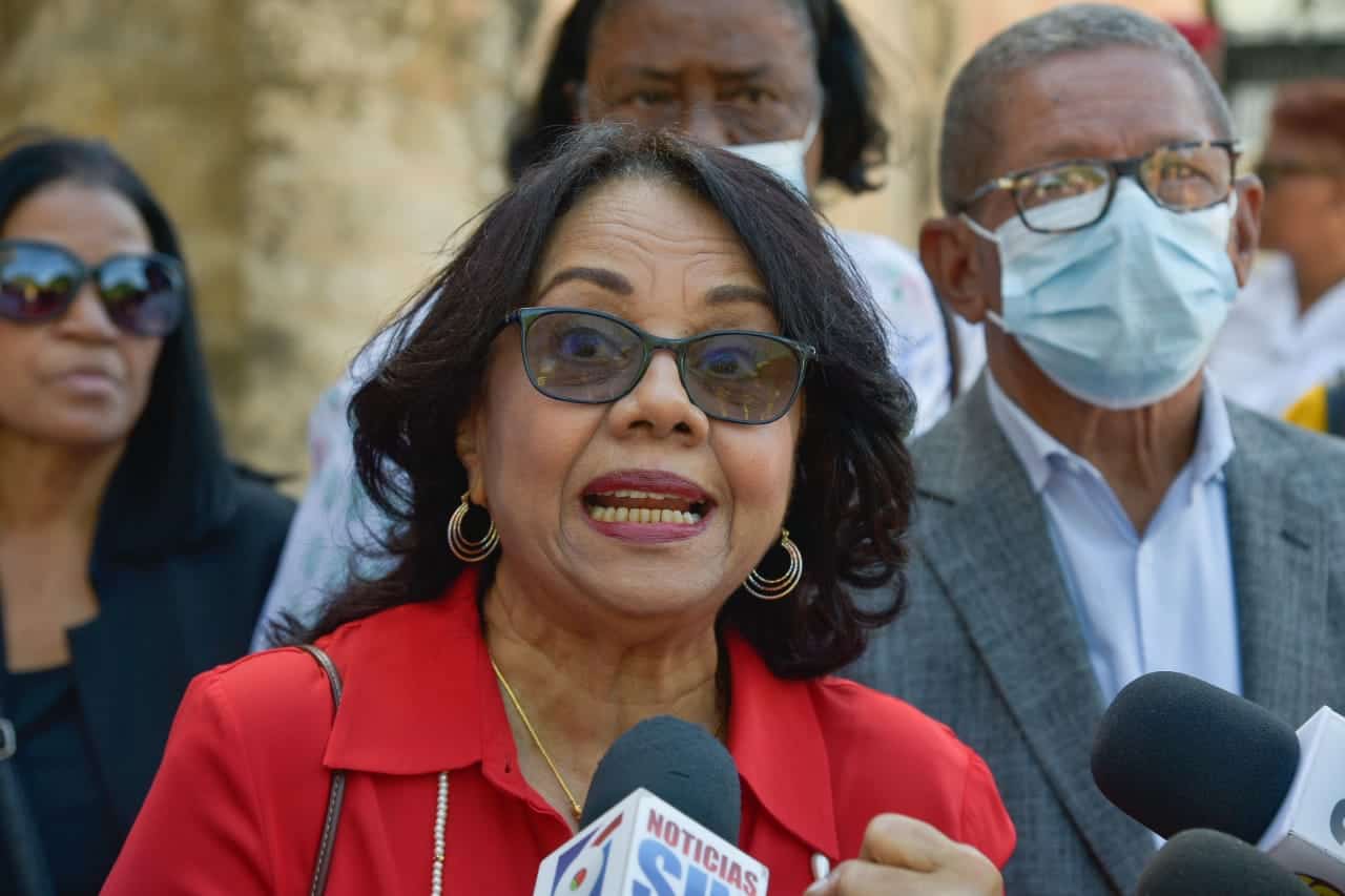 Representantes de organizaciones a favor de los consumidores depositaron una ofrenda floral en el Altar de la Patria, con motivo de celebrarse cada 15 de marzo el día Mundial del Consumidor.