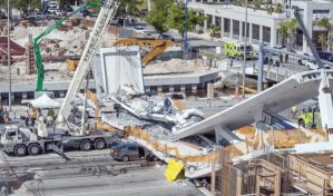 Un memorial recuerda a las víctimas del puente que colapsó en Miami