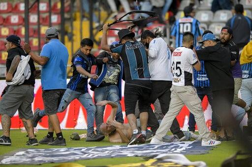 Suben a 25 los detenidos por riña en fútbol mexicano