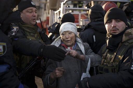 Se estrecha el cerco sobre Kiev, refugiados suman tres millones