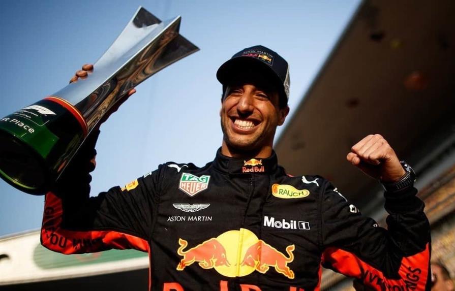 El piloto australiano Daniel Ricciardo supera el COVID-19; correra en Baréin
