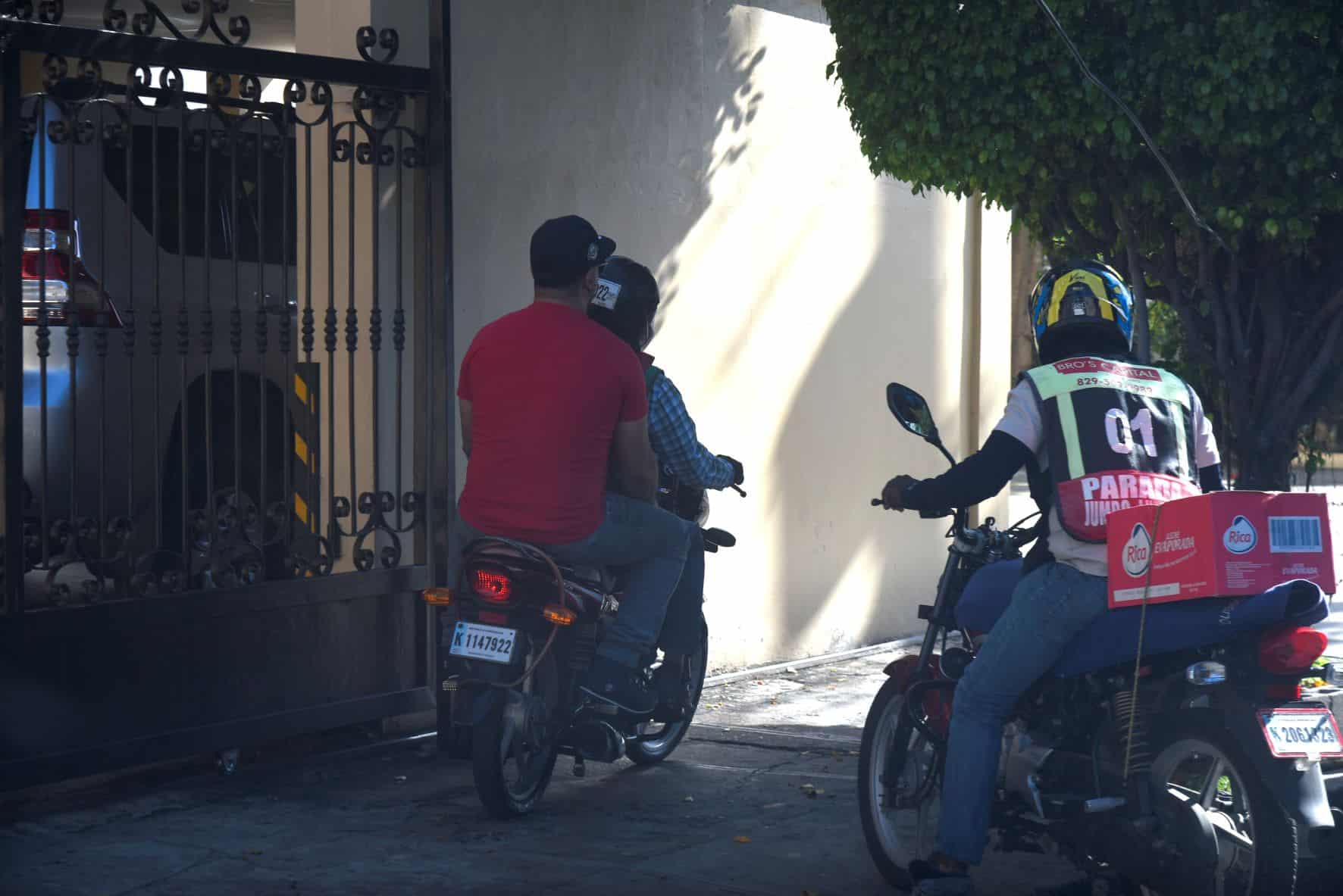 Motoclistas no respetan el espacio de los peatones 