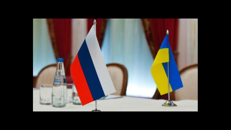 Rusia y Ucrania avanzan en un borrador de un acuerdo mientras siguen ataques