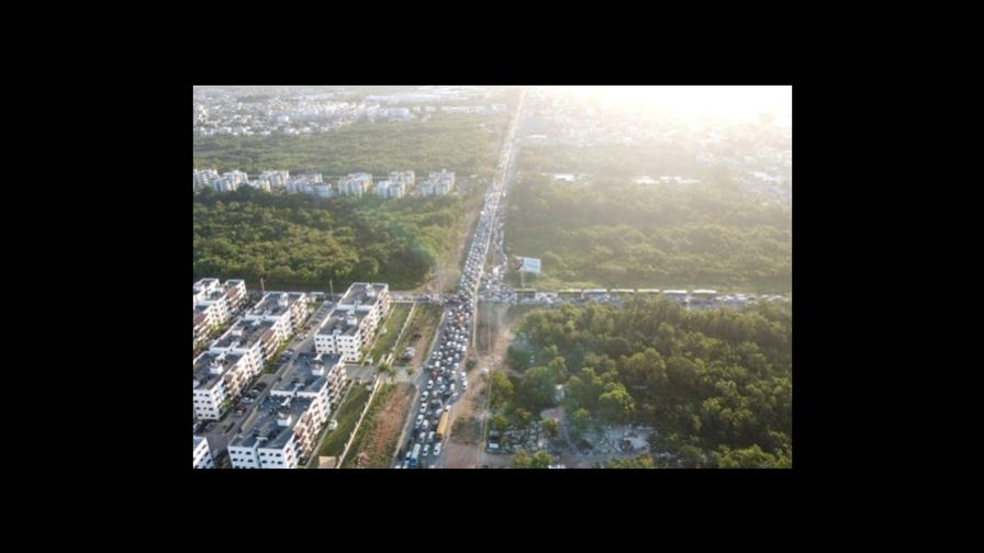 Residentes en SDE iniciaron el día con largo tapón por reparaciones en avenida