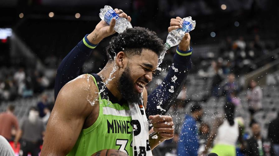John Calipari resalta madurez de Karl-Anthony Towns tras jocosa conversación John Calipari resalta madurez de Karl-Anthony Towns tras jocosa conversación
