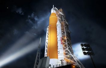 La NASA transporta su megacohete lunar a una plataforma de lanzamiento