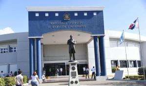 Migración barre con el personal de seguridad del Centro de Retención de Haina