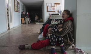 "&iquest;Por qu&eacute;? &iquest;Por qu&eacute;? &iquest;Por qu&eacute;?" Mariupol de Ucrania desciende a la desesperaci&oacute;n