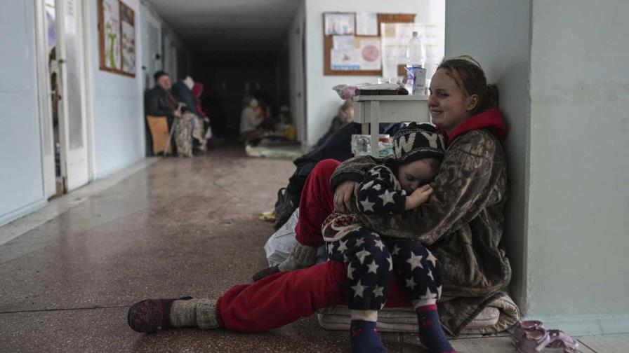 “¿Por qué? ¿Por qué? ¿Por qué?” Mariupol de Ucrania desciende a la desesperación