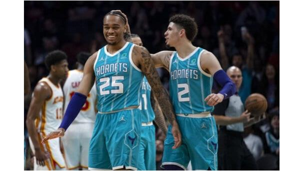 LaMelo Ball anota 22; Hornets doblegan a Hawks