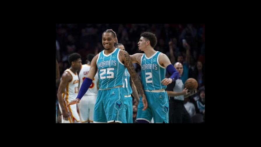 LaMelo Ball anota 22; Hornets doblegan a Hawks