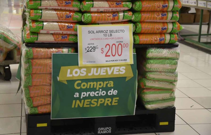 Consumidores aprovechan productos en supermercados con precios del Inespre