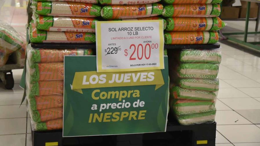 Consumidores aprovechan productos en supermercados con precios del Inespre