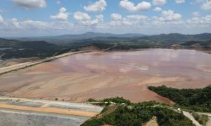 Barrick dice que sigue a espera del Gobierno sobre presa de colas