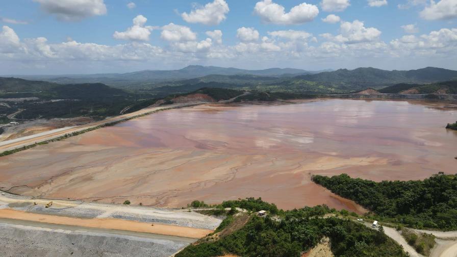 Barrick dice que sigue a espera del Gobierno sobre presa de colas