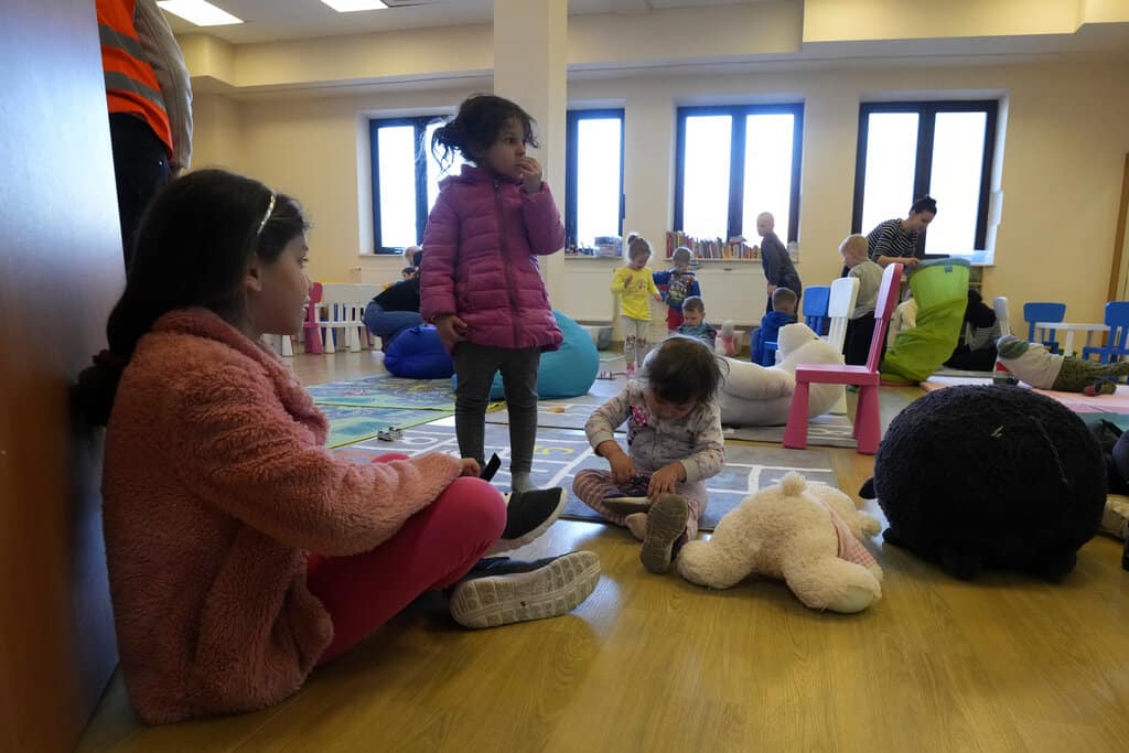 Niños que huyeron de la guerra en Ucrania juegan en un polideportivo convertido en centro de refugiados en Varsovia, Polonia, el viernes 18 de marzo de 2022.