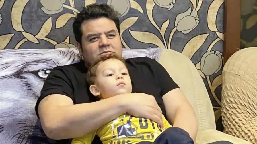 Padre hispano lucha por sacar a su hijo de dos años de Ucrania