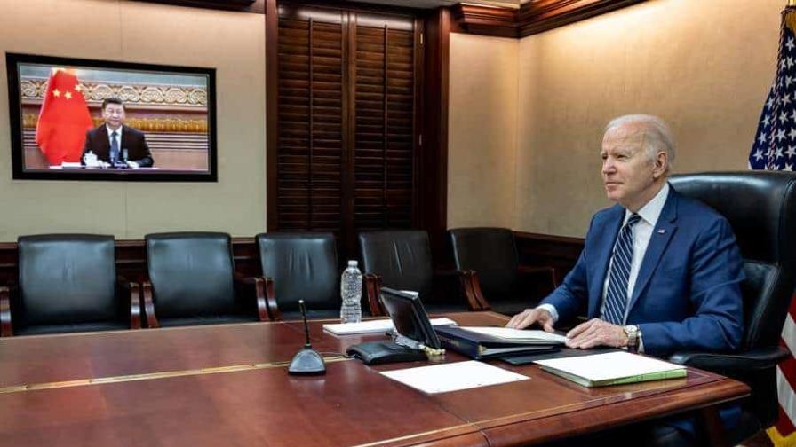 Biden advierte a Xi de las implicaciones para China si ayuda a Rusia
