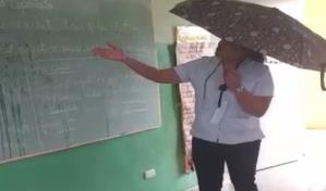 Filtraciones en escuela de Moca obligan a estudiantes a utilizar sombrillas dentro de aulas