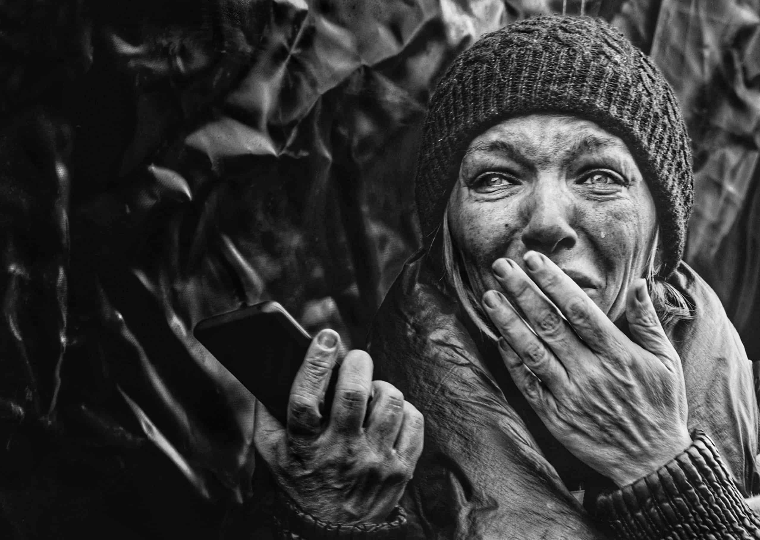 El rostro cubierto de lágrimas de una habitante de Lviv tras un bombardeo ruso refleja el horror de la guerra