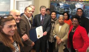 Gobernador de Rhode Island entrega reconocimiento especial a empresario dominicano