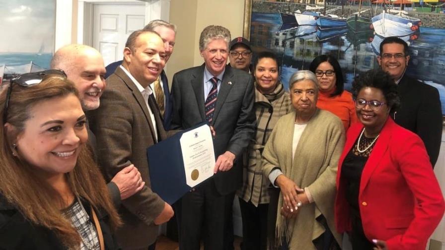 Gobernador de Rhode Island entrega reconocimiento especial a empresario dominicano Gobernador de Rhode Island entrega reconocimiento especial a empresario dominicano