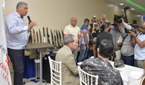 Interior y Policía recibe más de 200 armas ocupadas durante operativos en La Vega