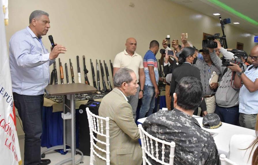Interior y Policía recibe más de 200 armas ocupadas durante operativos en La Vega