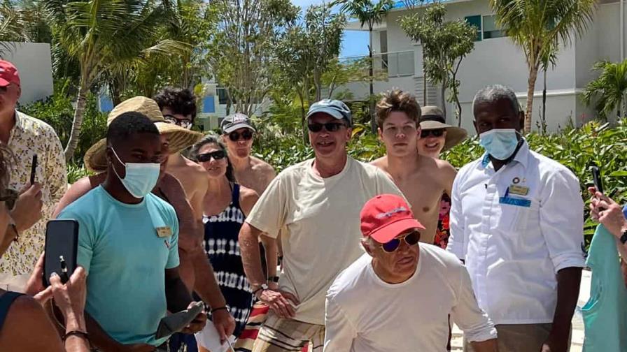 Afamado artista Jimmy Buffett visita complejo hotelero en Cap Cana