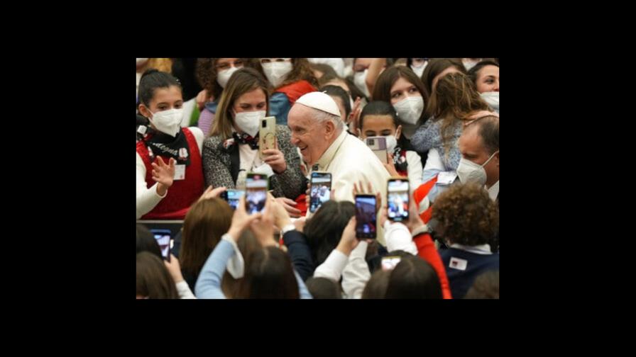 El papa promulga la nueva Constitución que reforma el Gobierno de la Iglesia