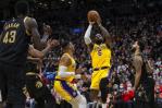 Con 35 de LeBron, Lakers derrotan a Raptors en tiempo extra