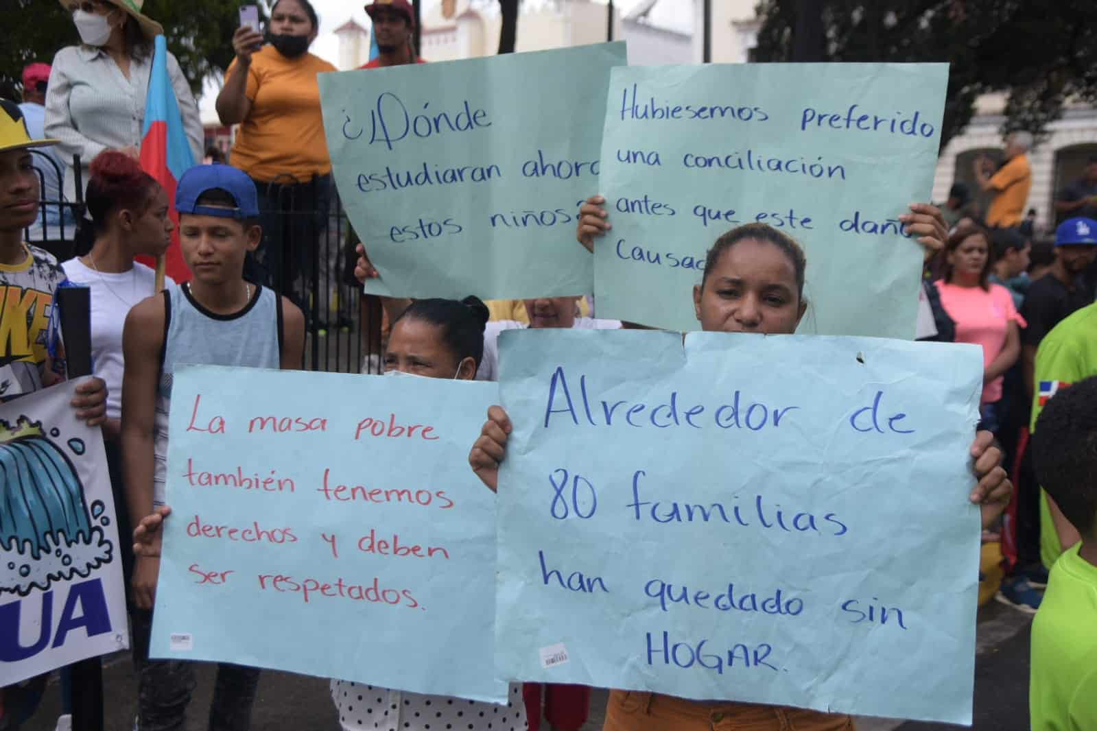 Los participantes de la marcha abogaron para que el Estado garantice el derecho de acceso al agua potable, estableciendo políticas estatales que protejan el medio ambiente. 