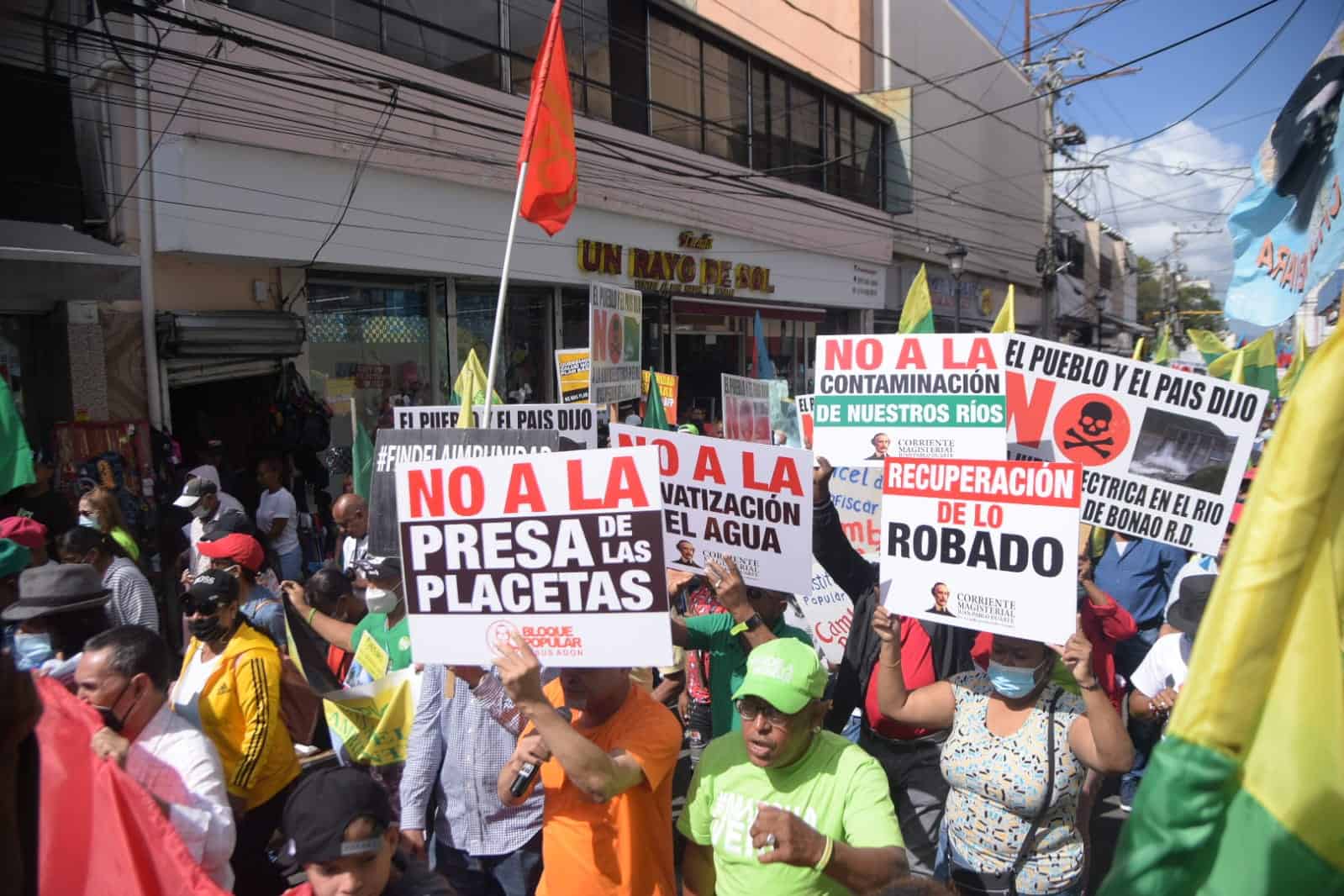 La marcha comenzó desde el parque Duarte, ubicado en el centro de la ciudad y concluyó en el Parque Lineal de La Otra Banda, a orillas del río Yaque del Norte.
