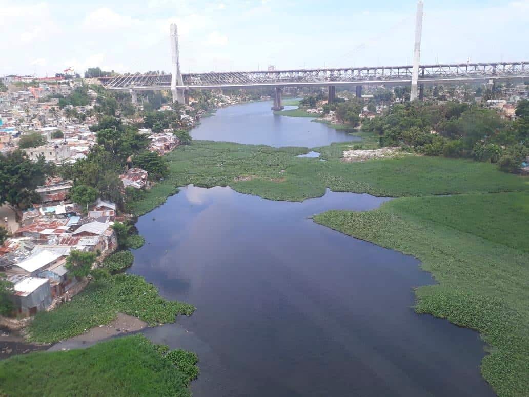 De la mano de la Fundación Propagas, el Fondo incursionó en el saneamiento.  Doña Pirigua manifestó que el punto de contaminación de este afluente es la comunidad La Cuaba, ubicada en el kilómetro 11 de la autopista Duarte.  Con talleres y trabajo de campo  se ha logrado que los residentes en la zona manejen los desechos de manera no lesiva al río en ese trecho.  