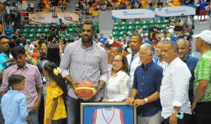 Manito Bautista decide para el Pueblo Nuevo en retiro de la camiseta de Marlon Martínez