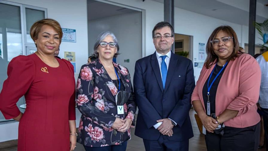 Newtech e Infotep gradúan jóvenes en carrera de centros de contacto