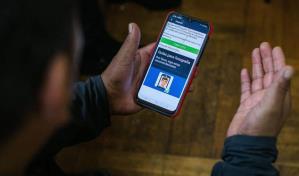 Una "app" m&oacute;vil, pol&eacute;mica alternativa al grillete para indocumentados en EEUU