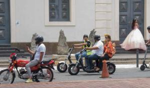 Bicicletas, patinetas y motores eléctricos, un problema en Ciudad Colonial