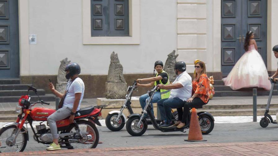 Bicicletas, patinetas y motores eléctricos, un problema en Ciudad Colonial