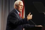 Pence tantea el terreno para el 2024, se distancia de Trump