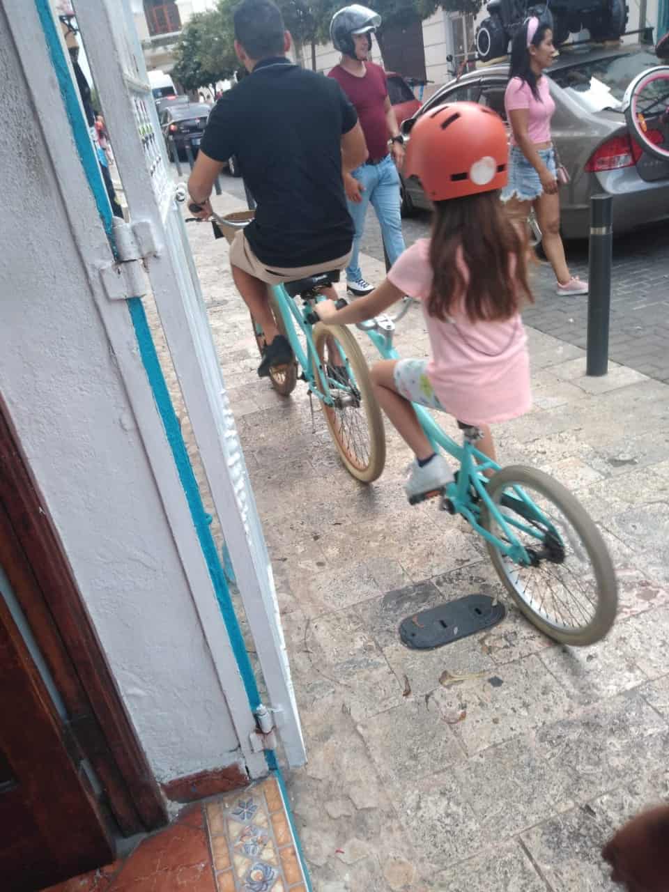 La gente tiene que echarse a un lado cuando cruzan los vehículos por las aceras