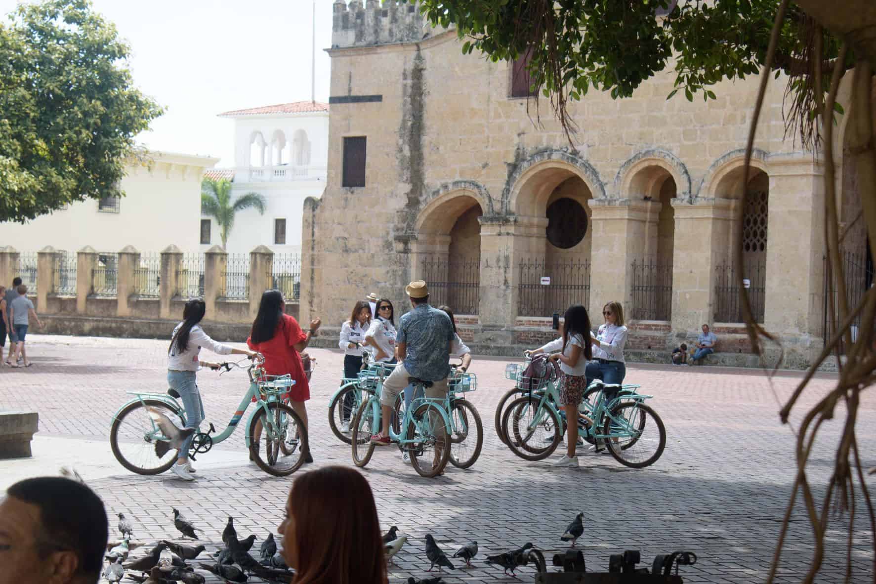 Para muchos es un placer pasear por las Ciudad Colonial en bicicleta