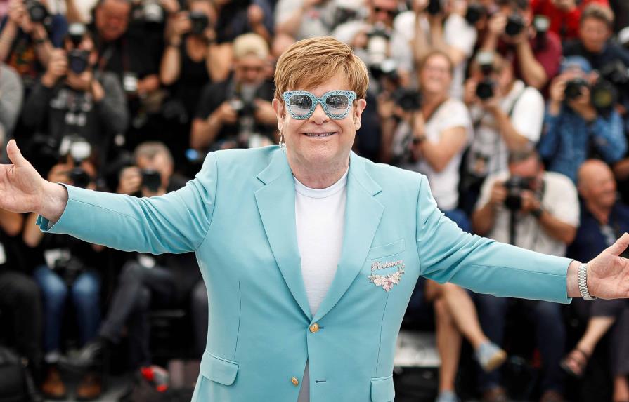 Elton John, el genial músico de las gafas excéntricas